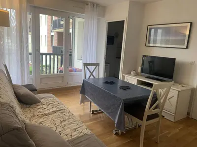 Télévision ou salle de divertissement dans l'établissement Appartement lumineux à 50m de la plage de Cabourg, balcon, parking gratuit, 4 pers. - FR-1-465-119