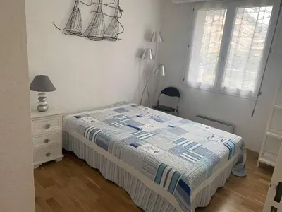 Un ou plusieurs lits dans un hébergement de l'établissement Appartement lumineux à 50m de la plage de Cabourg, balcon, parking gratuit, 4 pers. - FR-1-465-119
