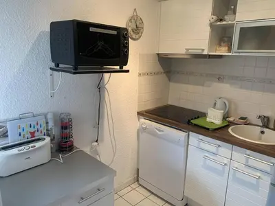 Cuisine ou kitchenette dans l'établissement Appartement lumineux à 50m de la plage de Cabourg, balcon, parking gratuit, 4 pers. - FR-1-465-119