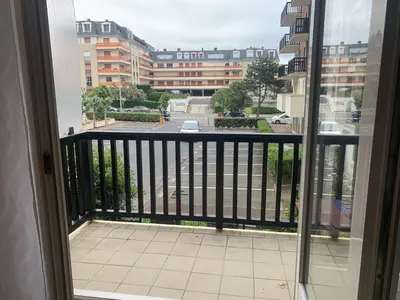 Balcon ou terrasse dans l'établissement Appartement lumineux à 50m de la plage de Cabourg, balcon, parking gratuit, 4 pers. - FR-1-465-119