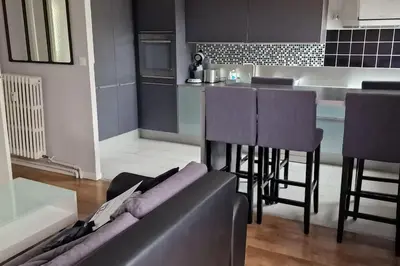 Cuisine ou kitchenette dans l'établissement Refuge Urbain Chic avec Balcon