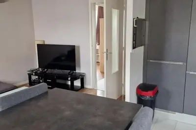 Télévision ou salle de divertissement dans l'établissement Refuge Urbain Chic avec Balcon