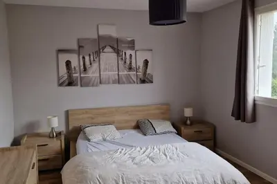 Un ou plusieurs lits dans un hébergement de l'établissement Refuge Urbain Chic avec Balcon