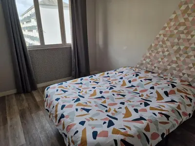 Un ou plusieurs lits dans un hébergement de l'établissement Refuge Urbain Chic avec Balcon