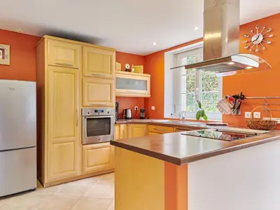 Cuisine ou kitchenette dans l'établissement Holiday Home Le Lanchon by Interhome