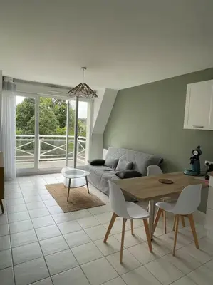 Coin salon dans l'établissement Les Belles Rives T2 avec balcon ensoleillé