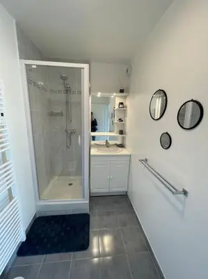 Salle de bains dans l'établissement Les Belles Rives T2 avec balcon ensoleillé