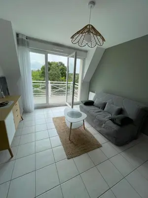 Coin salon dans l'établissement Les Belles Rives T2 avec balcon ensoleillé