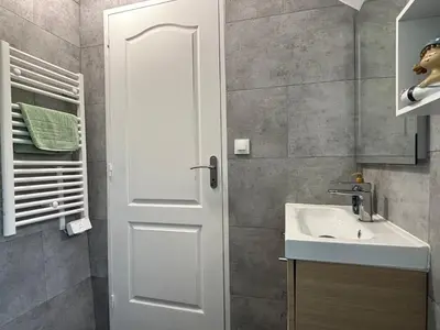 Salle de bains dans l'établissement Rivage Maison spacieuse 10 p 5 chambres 2 sdb 2 WC tout confort avec jardin, belle terrasse aménagée, parking privatif, à 2 kms d'une petite plage, 3kms d'Omaha Beach et Port en Bessin