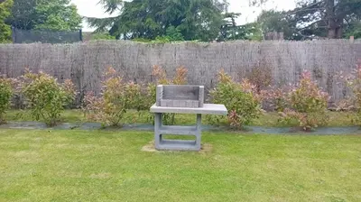 Jardin de l'établissement Rivage Maison spacieuse 10 p 5 chambres 2 sdb 2 WC tout confort avec jardin, belle terrasse aménagée, parking privatif, à 2 kms d'une petite plage, 3kms d'Omaha Beach et Port en Bessin