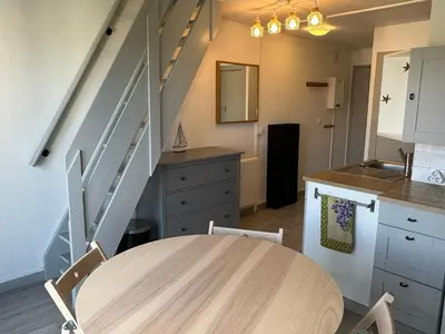 Cuisine ou kitchenette dans l'établissement Appartement rénové 2 pièces, face mer, Cabourg - FR-1-487-369