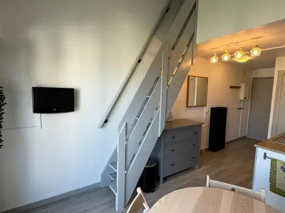 Télévision ou salle de divertissement dans l'établissement Appartement rénové 2 pièces, face mer, Cabourg - FR-1-487-369
