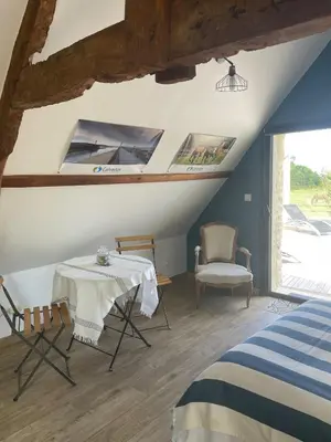 Un ou plusieurs lits dans un hébergement de l'établissement Chambre bleue des Perriots