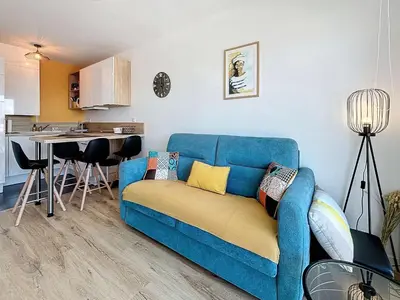 Coin salon dans l'établissement Appartement cosy avec balcon, port de Granville, 2 pers. - FR-1-361-550