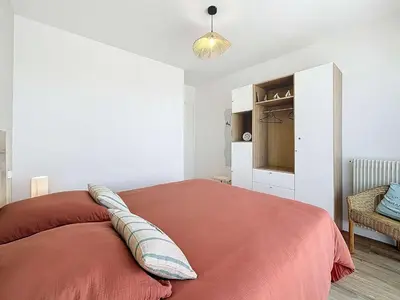 Un ou plusieurs lits dans un hébergement de l'établissement Appartement cosy avec balcon, port de Granville, 2 pers. - FR-1-361-550