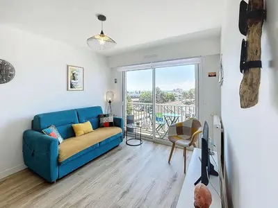 Coin salon dans l'établissement Appartement cosy avec balcon, port de Granville, 2 pers. - FR-1-361-550