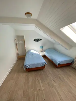 Un ou plusieurs lits dans un hébergement de l'établissement Appartement duplex Luc sur Mer, en face de la plage