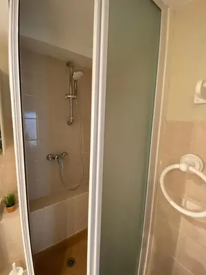 Salle de bains dans l'établissement Appartement duplex Luc sur Mer, en face de la plage