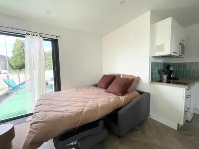 Cuisine ou kitchenette dans l'établissement Champ de blé Apt neuf indépendant plain pied dans maison contemporaine décoration soignée tout confort terrasse aménagée, grand terrain parking privé à 15 mn de Caen et 10 mn deBayeux proche plages du débarquement