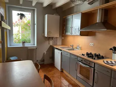Cuisine ou kitchenette dans l'établissement Charmante Maison