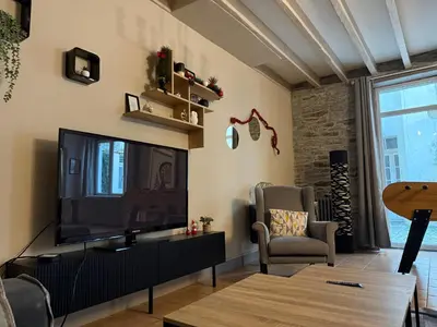 Télévision ou salle de divertissement dans l'établissement Charmante Maison