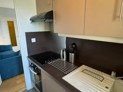 Cuisine ou kitchenette dans l'établissement Cabourg: Bel appartement 3 pièces vue mer, 2 balcons, animaux admis - FR-1-487-370