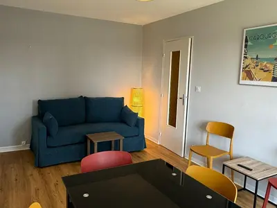 Coin salon dans l'établissement Cabourg: Bel appartement 3 pièces vue mer, 2 balcons, animaux admis - FR-1-487-370