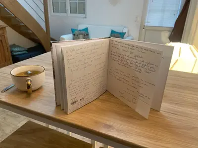 Bibliothèque dans la maison de vacances