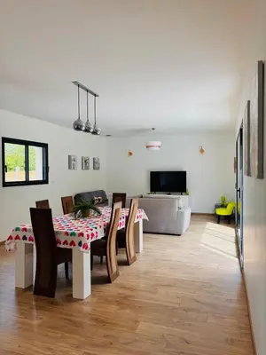 Télévision ou salle de divertissement dans l'établissement Maison Privée, Calme, parking, Jardin