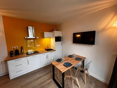 Cuisine ou kitchenette dans l'établissement Grand Studio Ceo Bauer, en plein centre de Sainte-Mère-Eglise pour 2 pers