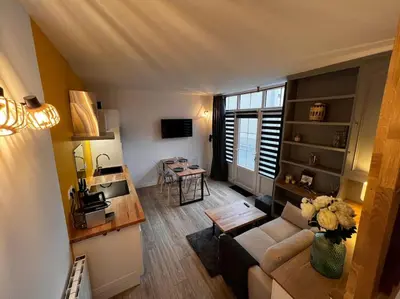 Télévision ou salle de divertissement dans l'établissement Grand Studio Ceo Bauer, en plein centre de Sainte-Mère-Eglise pour 2 pers