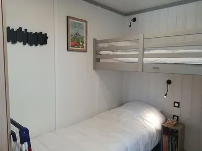 Un ou plusieurs lits dans un hébergement de l'établissement Cottage 4-6 pers-piscine chauffée-150m plage