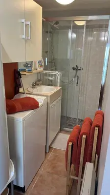 Salle de bains dans l'établissement Maisonnette calme