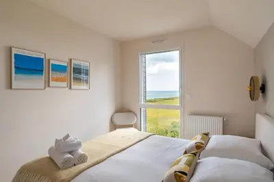 Un ou plusieurs lits dans un hébergement de l'établissement Home by the Sea - Maison Cancale proche de la mer