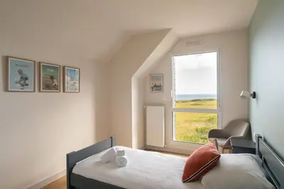 Un ou plusieurs lits dans un hébergement de l'établissement Home by the Sea - Maison Cancale proche de la mer