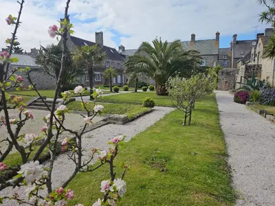 Jardin de l'établissement Le conquérant - chambres meublées - Barfleur