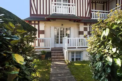 Jardin de l'établissement Petit Souplex dans l'hypercentre de Cabourg 80 m de la mer à pied