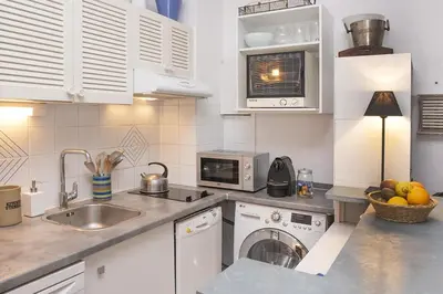 Cuisine ou kitchenette dans l'établissement Petit Souplex dans l'hypercentre de Cabourg 80 m de la mer à pied