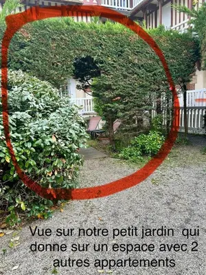 Jardin de l'établissement Petit Souplex dans l'hypercentre de Cabourg 80 m de la mer à pied
