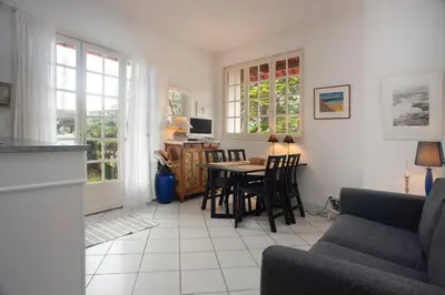 Coin salon dans l'établissement Petit Souplex dans l'hypercentre de Cabourg 80 m de la mer à pied