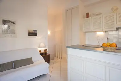 Cuisine ou kitchenette dans l'établissement Petit Souplex dans l'hypercentre de Cabourg 80 m de la mer à pied