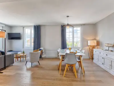 Coin salon dans l'établissement Appartement en centre-ville de Merville Franceville avec cuisine équipée - FR-1-788-19
