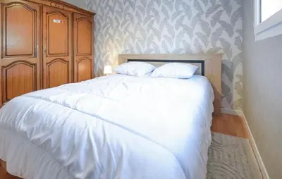 Un ou plusieurs lits dans un hébergement de l'établissement 3 Bedroom Beautiful Home In Lessay