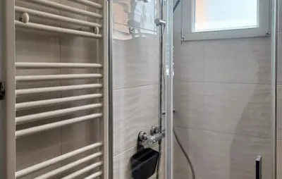 Salle de bains dans l'établissement 3 Bedroom Beautiful Home In Lessay