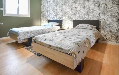 Un ou plusieurs lits dans un hébergement de l'établissement 3 Bedroom Beautiful Home In Lessay