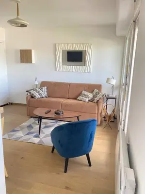 Coin salon dans l'établissement Studio avec loggia, classé 2 étoiles, situé sur le port