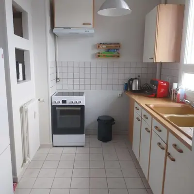 Cuisine ou kitchenette dans l'établissement Appartement à 1km de la gare de Caen et 9 Kms de la plage