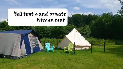 Jardin de l'établissement 'Glamping' tents one of three to rent fully equipped private equipped kitchen tents too