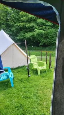 Jardin de l'établissement 'Glamping' tents one of three to rent fully equipped private equipped kitchen tents too