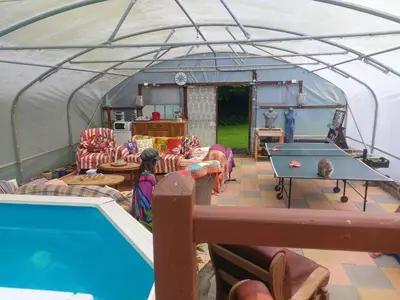 Coin salon dans l'établissement 'Glamping' tents one of three to rent fully equipped private equipped kitchen tents too